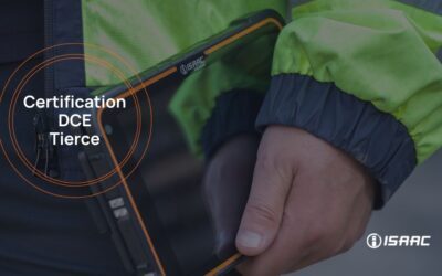 Gros plan sur la tablette robuste ISAAC affichant "Certification DCE Tierce", confirmant la conformité avec les normes de Transports Canada.
